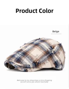 Détail de la casquette à carreaux avec effets d'usure et texture beige et bleue