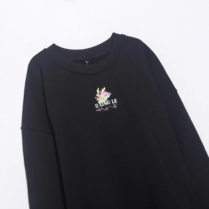 Sudadera negra de cuello redondo con bordado de dragón colorido y diseño de letras