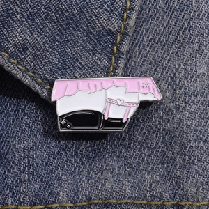 Gros plan d'un badge en émail sur denim montrant une fille de dessin animé en jupe