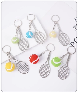 Détail d'un lot de six porte-clés raquettes de tennis colorées avec balles texturées