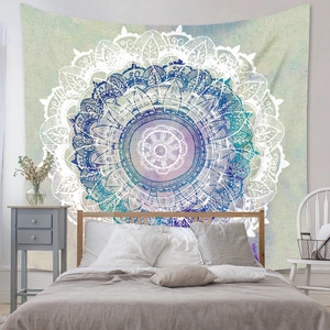 Détail d'une tapisserie mandala bohème avec motif aquarelle bleu et violet sur le mur