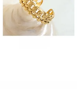 Macro détaillée d'une bague cœur plaquée or avec texture de chaîne ajourée et perles