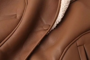Vue macro détaillée de la texture du cuir marron et de la doublure en polaire blanche