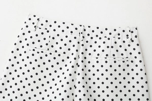 Détail du short blanc à pois avec passants de ceinture et design de poche arrière