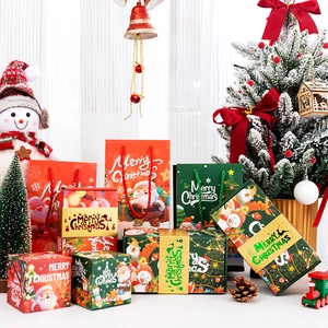 Ensemble de boîtes et sacs cadeaux de Noël avec motifs festifs du Père Noël et bonhomme de neige