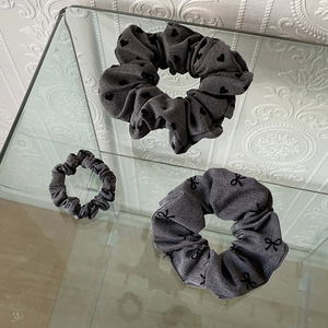 Set de 3 coleteros gris oscuro con lunares y motivos de corazones y lazos para mujer
