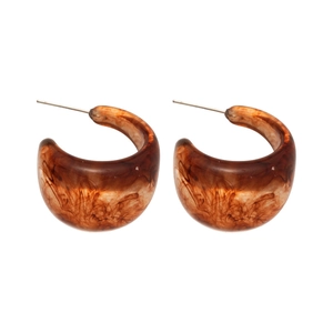 Retro amber resin C-shaped hoop earrings with silver pins in marbled brown texture
