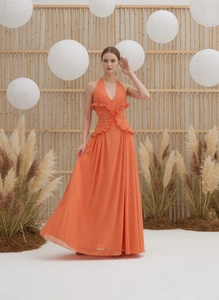 Dettaglio del vestito lungo arancione con scollo all'americana e vita con ruches