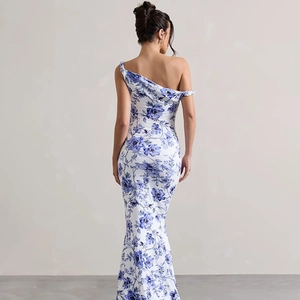Détails du motif floral bleu et blanc sur une robe sirène ajustée vue de l'arrière, chic