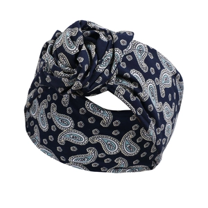 Detail eines marineblauen Paisley-Turban-Stirnbands mit einer großen Stoffrosen-Verzierung