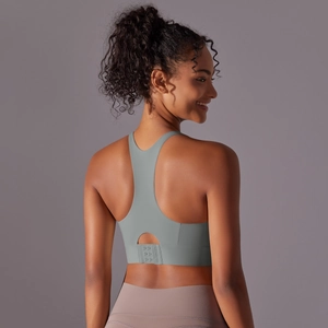 Détail du soutien-gorge de sport dos nageur avec agrafes et tissu gris sans couture
