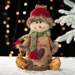 Sac cadeau de Noël bonhomme de neige avec fenêtre en cœur sur socle en bois