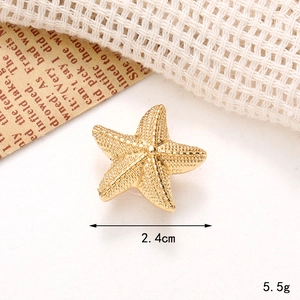 Detailed close-up of golden starfish charm for clogs with metallic texture and 2.4cm size