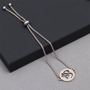 Détail du bracelet réglable en argent avec symbole Om et chaîne de style bolo