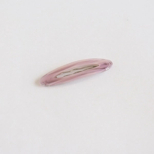 Gros plan d'une barrette à cheveux en acétate marbré rose avec fermeture à clip en métal