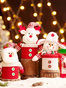 Detailansicht der Weihnachtsdeko mit Figuren von Weihnachtsmann, Rentier und Schneemann