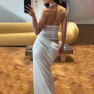 Détail d'une robe dos nu blanche avec empiècements en tulle transparent et drapé fluide
