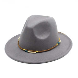 Dettaglio cappello in feltro grigio con cordino intrecciato e perline in legno colorate