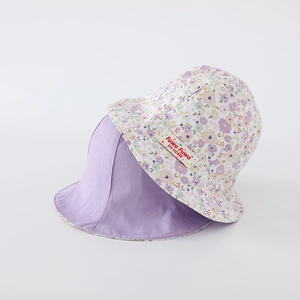 Détail du chapeau bob réversible en coton à fleurs montrant la texture et l'étiquette