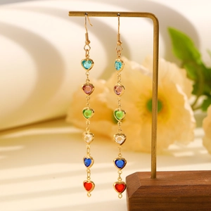 Bunte Herz-Ohrhänger mit Quasten in Goldfassung für die Damenschmuck-Kollektion