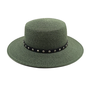 Détail du chapeau de paille vert foncé avec ruban noir orné de rivets métalliques