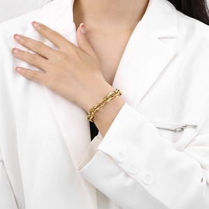 Minimalistisches dickes goldenes Gliederkettenarmband für Damen und Herren am Handgelenk