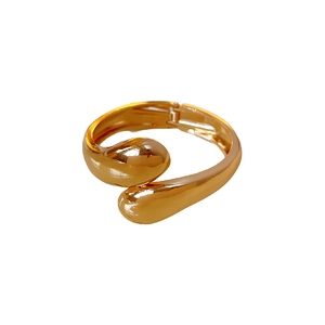 Bracciale aperto dorato a goccia d'acqua con design regolabile e stile minimalista