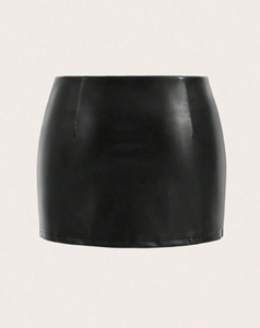 Gros plan sur une mini-jupe en similicuir noir, coupe ajustée et texture mate détaillée