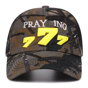Cappellino da baseball mimetico alla moda con ricamo 3D Praying 777 sul davanti