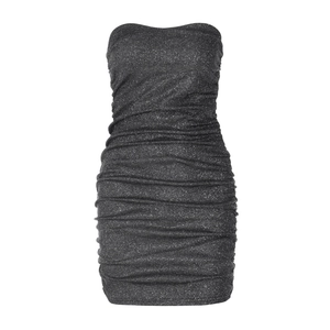 Détail de la mini robe froncée noire montrant le tissu scintillant et la texture moulante