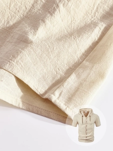 Vue détaillée de la texture en lin beige et de la fermeture boutonnée du sweat homme
