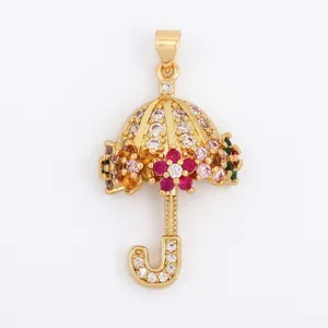 Détail macro du pendentif parapluie doré avec zircons colorés et ses dimensions