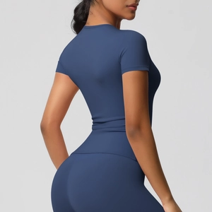 Détail de l'ensemble de yoga bleu foncé montrant le tissu élastique et les coutures