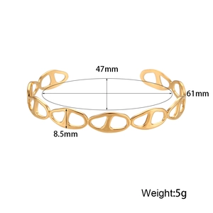 Technical drawing of golden twisted bangle with inner diameter 61x47mm and 5g weight