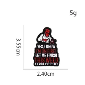 Broche créative en émail d'ouvrier soudeur avec dimensions 3,55cm par 2,40cm et 5g