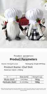 Détail de gnomes de Noël chefs en peluche avec chapeaux blancs et décor de houx