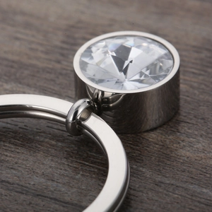 Détail macro du porte-clés en acier inoxydable avec cristal de zircon scintillant