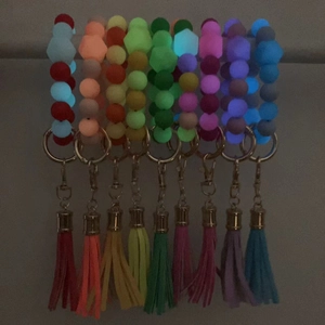 Portachiavi bracciale in perline di silicone luminose con nappe in pelle PU colorata