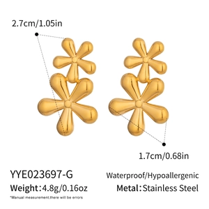 Detailed view of gold flower earrings in stainless steel with size and weight specs