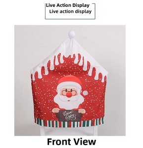 Détail de la housse de chaise Père Noël avec panneau Warm Wishes et rayures festives