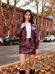 Ensemble veste de motard en cuir PU bordeaux et mini-jupe avec bottes hautes noires