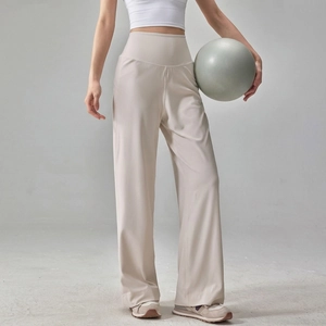 Détail du pantalon de yoga beige à taille haute avec tissu élastique de qualité supérieure