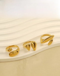 Dettaglio degli anelli in acciaio inossidabile placcati oro 18k con cuore e forme irregolari