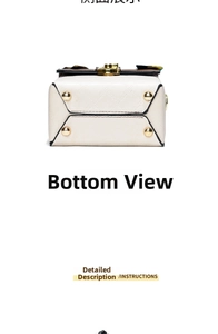 Détail du fond du sac blanc crème avec rivets en métal doré et logo embossé