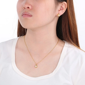 Détail montrant l'élégant collier de perles et les boucles d'oreilles sur le mannequin
