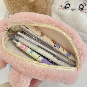Vue détaillée d'une grande trousse en peluche rose remplie de divers articles de papeterie