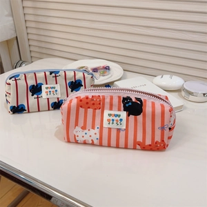 Détail de trousses en toile avec motifs mignons de chat et de lapin et fermeture éclair