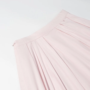 Détail de la taille de jupe plissée rose avec fermeture éclair latérale invisible