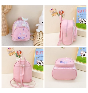 Vue détaillée du sac à dos sirène rose avec paillettes et détails d'étoiles de mer