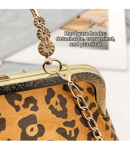Détail du sac bandoulière léopard avec crochet métallique doré amovible et texture mate